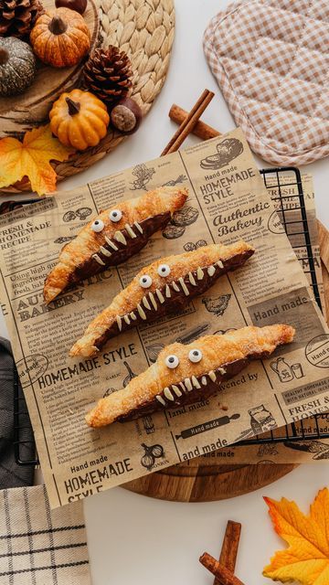 A n n i on Instagram: "Flat croissant monster 🥐🤎👻
Another easy puff pastry recipe to create a sweet halloween treat! Save this post for your Halloween baking list :)

All you need is:
-2 frozen puff pastry sheets 
-sugar
-chocolate 
-candy eyes and almonds

Roll the puff pastry into a croissant shape. Then use a rolling pin to make it flat. Cover both sides in sugar and place on a baking tray.
Cover with another parchment paper and baking tray, so the croissants won’t puff too much.
Bake at 200 Celcius for 20 min.
Take out and cover with more sugar and bake again ar 220 Celcius for 10 minutes.

Decorate and enjoy 🤎🥐😋

#einfacherezepte #blätterteigrezept
#blätterteig #halloweenbaking #puffpastryrecipes #puffpastry #einfachbacken #spookyseason #herbstrezepte #autumnrecipes #halloweenre Halloween Croissants, Flat Croissant, Easy Puff Pastry Recipe, Puff Pastry Recipe, Baking List, Candy Eyes, Easy Puff, Easy Puff Pastry, Pastry Recipe