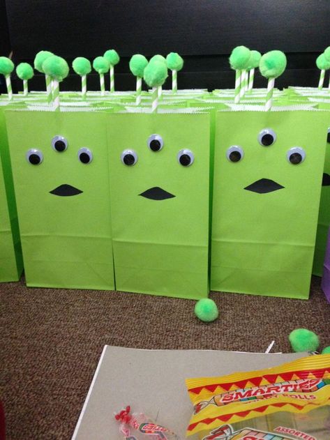 Toy Story Goodie Bags, Trendy Birthday Party Ideas, Buzz Party, Alien Birthday Party, Woody Party, Stellar Vbs, Joshua 5, Birthday Party Goodie Bags, Alien Party