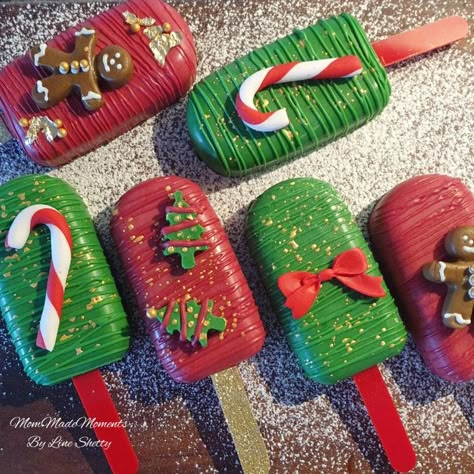 Christmas Pop Cakes, Grinch Cakesicles, Christmas Popsicles, Christmas Cakesicle, Christmas Cakesicles Ideas, Christmas Cake Popsicles, Cakesicles Christmas, Christmas Cakesicles, Christmas Cakepops