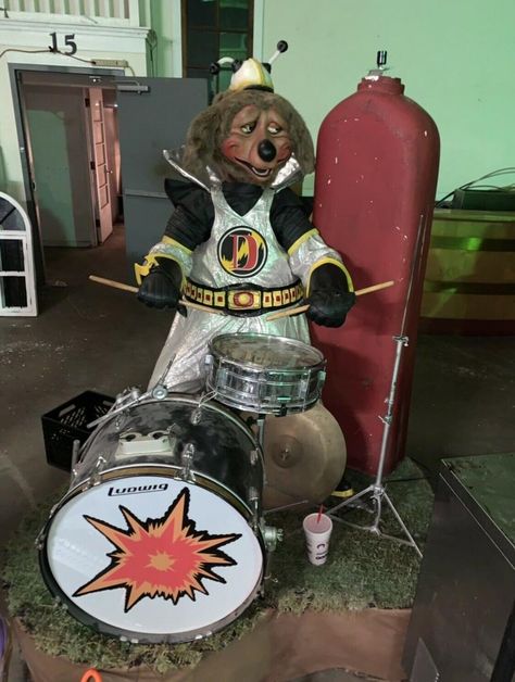 Dook Larue Rockafire Animatronic Showbiz Pizza Showbiz Pizza Aesthetic, Rockafire Explosion Animatronics, Dook Larue, Rockafire Explosion, Cat Pizza, Fire Explosion, Pizza Aesthetic, Showbiz Pizza, Pizza Cat