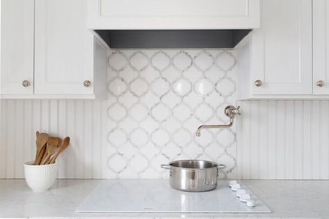 Cottage kitchen features white cabinets adorned with polished nickel hardware paired with white quartz countertops and a white beadboard backsplash. White Beadboard Kitchen, Beadboard Kitchen Backsplash, Nantucket Kitchen, Diamond Backsplash, Beadboard Kitchen, Slate Backsplash, Backsplash Arabesque, Creative Backsplash, Travertine Backsplash