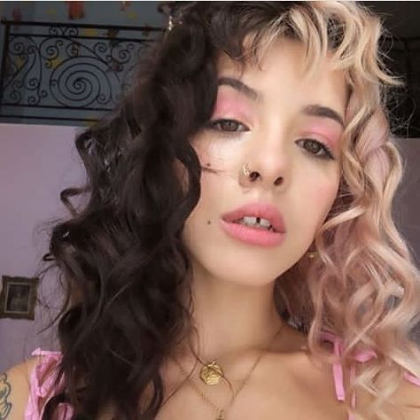 Meline Martinez, Melanie Martinez Makeup, Melanie Martinez Photography, Cool Halloween Makeup, Hair Inspiration Color, Gold Hair, Gorillaz, Melanie Martinez, Blonde Hair Color