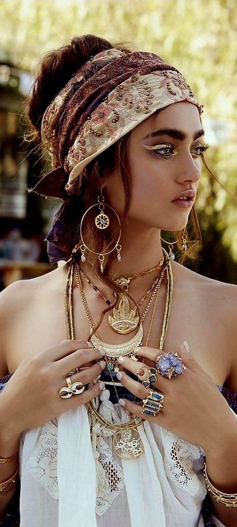 Bohemian Makeup, Hippie Elegante, Fortune Teller Costume, Hippie Makeup, Classy Fashion Style, Boho Witch, Gypset Style, Outfit Elegantes, Estilo Hippy