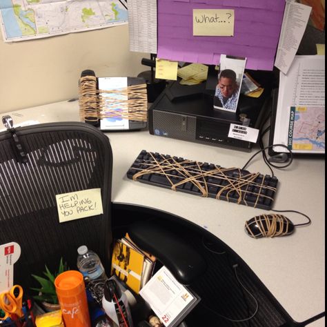 Office Prank Ideas, Pranks At Work, Senior Year Pranks, Pranks For Coworkers, Coworker Pranks, Work Pranks, Office Prank, Evil Pranks, Birthday Pranks