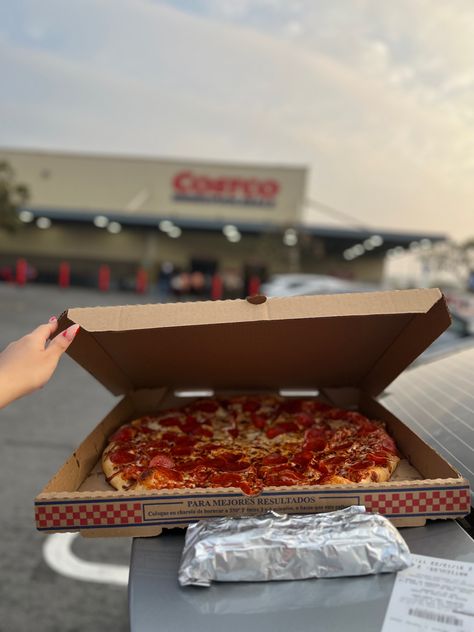 Costco Pizza Party, Costco Aesthetic, Costco Pizza, Costco Food, Pizza Delivery Boy, Small Picnic, Usa Dream, Costco Meals, Red Cars