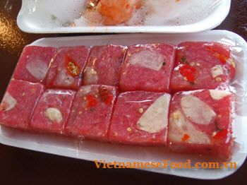 Vietnamese Food: Vietnamese Fermented Pork Roll (Nem Chua) Vietnamese Snacks, Vietnamese Lunar New Year, Nem Chua, Vietnamese Recipe, Meat Roll, Vietnamese Foods, Famous Dishes, Meat Rolls, Pork Roll