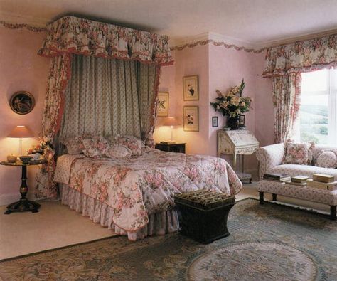 An image from Laura Ashley’s 1985 home catalog of a bedroom featuring the brand’s Country Roses pattern. Historical Bedroom, 1980s Interior Design, Bedroom 80s, 1980s Home Decor, Matching Bedroom Set, 1980s Interior, Chinoiserie Home, 90s Home Decor, 80s House