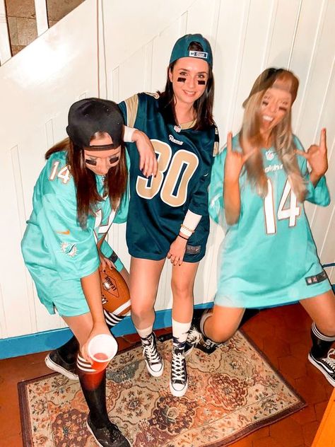 150+ DIY Halloween Costumes for Teenage Girls - Hike n Dip Dress As Your Type, Halloween Costume Teenage Girl, Girl Group Halloween Costumes, Football Costume, Costumes For Teenage Girl, Teenage Halloween Costumes, Cute Group Halloween Costumes, Teen Halloween, Halloween Costumes For Teens Girls