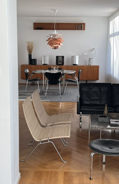 70s Chrome Interior, Usm Haller Living Room, Black Leather Couch Living Room, Eames Lounge Chair Living Room Herman Miller, Grey Flooring Living Room, Chrome Floor Lamps Living Room, Floor Lamp Chrome, Interior Design Scandinavian, Poul Kjaerholm