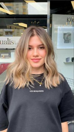 Short Balayage Hair Layers, Collarbone Hair With Curtain Bangs, Balayage For Light Brown Hair, Just Below Shoulder Length Hair, Light Brown To Blonde Balayage, Bronde Balayage Short Hair, Gigi Hadid Hair Color, Medium Length Balayage, Blonde Hair 2023