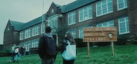 Twilight High School, Shifting To Twilight, Forks High School Twilight, Twilight Visuals, Forks High School, Twilight Shifting, Forks Twilight, Twilight House, Kristen Stewart Twilight