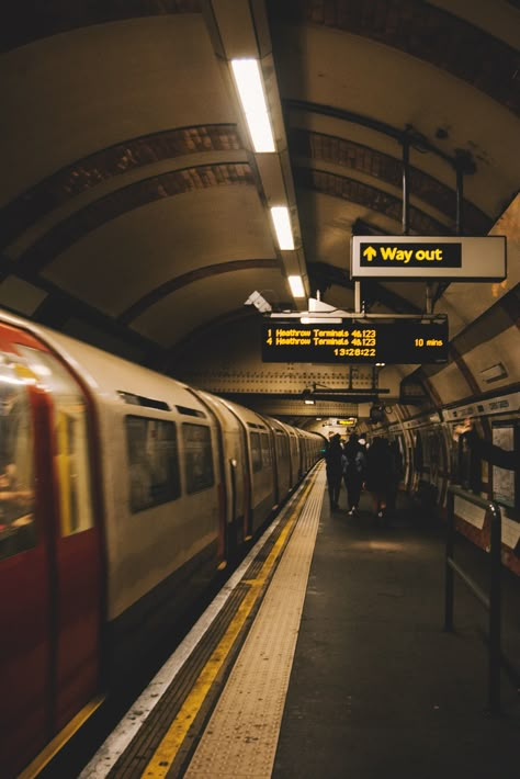 Uk Underground Aesthetic, Old Film Pictures, New York Mood Board Aesthetic, Underground Subway Aesthetic, Uk Aesthetic Wallpaper, London Film Photography, Old Pictures Aesthetic, London Aesthetic Grunge, Story Inspiration Instagram Aesthetic