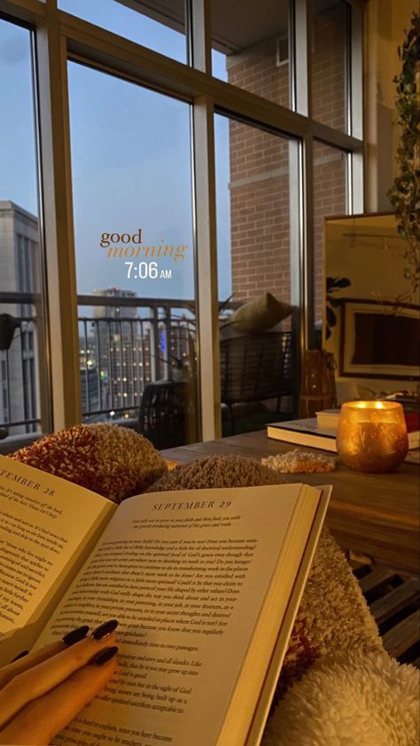 Early Morning Reading Aesthetic, Fall Aesthetic Apartment, Study Aesthetic Cozy, Autumn Reading Aesthetic, Romanticise Winter, Cozy Book Room, 5 Am Aesthetic, Reading Aesthetic Cozy, Room Fall Aesthetic