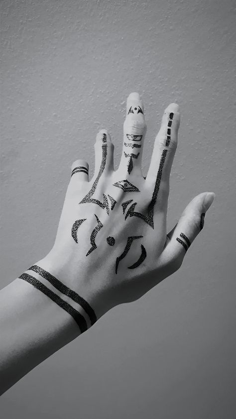 Hand Markings Drawing, Mini Easy Tattoo Ideas, Anime Tattoos On Hand, Cool Drawings On Hands Tattoo Ideas, Cute Drawings To Do On Your Hand, Cool Hand Designs, Hand Tattoos To Draw On Yourself, Hand Tattoos Sharpie, Drawing On Hand Tutorial