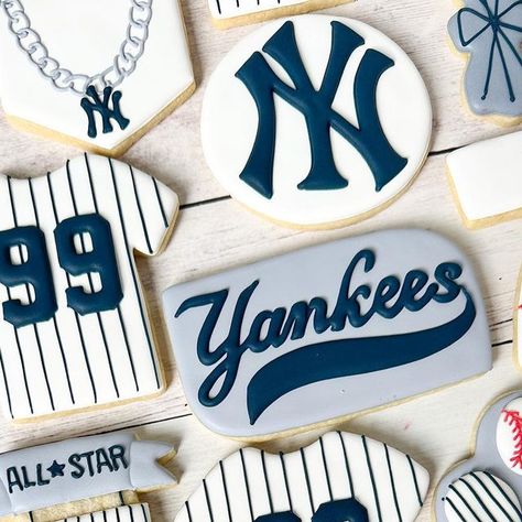 Yankees Cookies Decorated, Yankees Party Ideas, Yankees Party, Yankees Birthday Party, Duo Ideas, Sports Cookies, Baseball Cookies, Yankees Jersey, Cookie Decorations