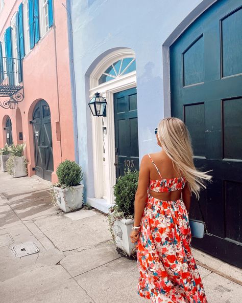 Rainbow Row Picture Ideas, Charleston Rainbow Row, Charleston Sc Picture Ideas, Charleston Sc Aesthetic Outfit, Charleston Photo Ideas, Charleston Instagram Pictures, Charleston Picture Ideas, Rainbow Row Charleston, Charleston Trip