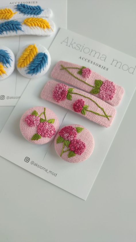 Embroidered Hair Bows, Diy Hair Accessories Ribbon, Miniature Embroidery, Diy Embroidery Designs, Crochet Dolls Free Patterns, Handmade Hair Clip, Basic Embroidery Stitches, Handmade Embroidery Designs, Embroidery Stitches Tutorial