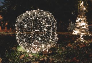 Chicken Wire Orbs Diy, Chicken Wire Balls With Lights, Chicken Wire Christmas Balls, Diy Outdoor Christmas Ball Lights, Chicken Wire Ornaments Christmas, Chicken Wire Christmas Decorations, Light Balls Christmas, Chicken Wire Ghost, Wire Ghosts