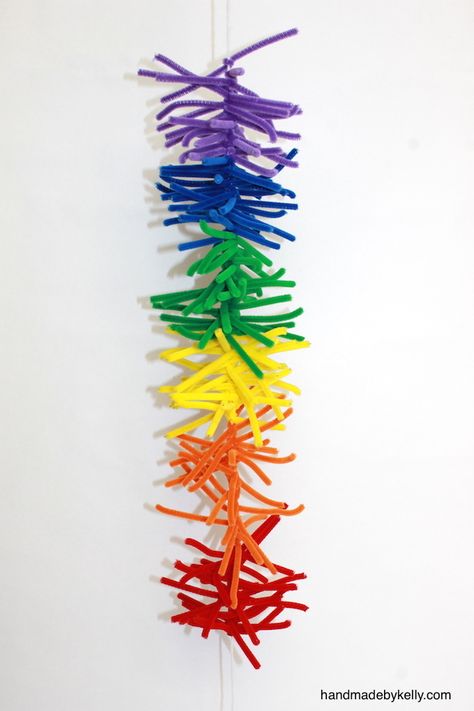 Diy Rainbow Garland, Pipe Cleaner Garland, Pipe Cleaner Projects, Garland Craft, Rainbow Garland, Diy Rainbow, Party Projects, Rainbow Friends, Friends Diy