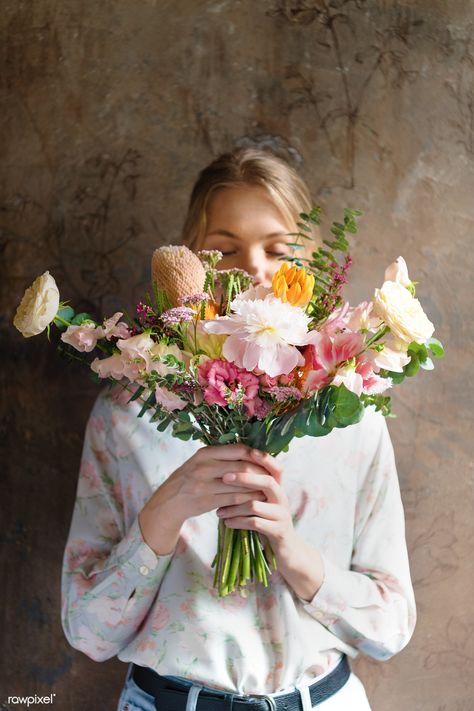 Person Holding Flowers, Woman With Bouquet Of Flowers, Woman Holding Flowers, Women With Flowers, Flower Shoot, Flower Portraits, Holding A Bouquet Of Flowers, Woman Flower, Holding A Bouquet