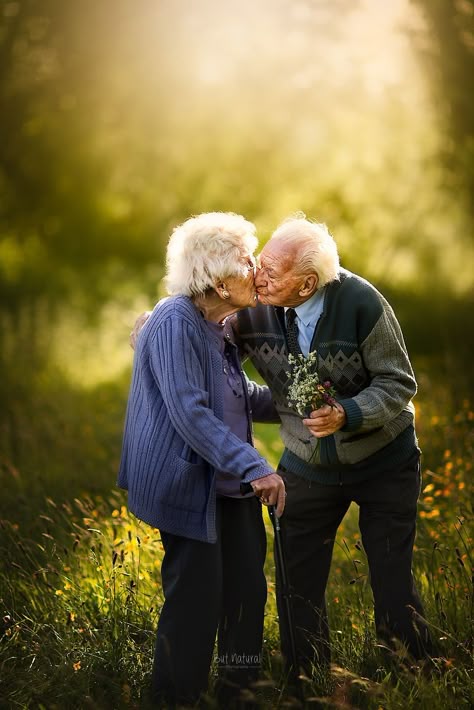 I Photographed This Couple In Their 90s Who Has Been Together For 72 Years To Show What True Love Looks Like (16 Pics) Old Couple In Love, Ty A Ja, Cute Old Couples, Marriage Photoshoot, Older Couple, Best Photo Poses For Couples, Grow Old With Me, Old Couple, What's True Love