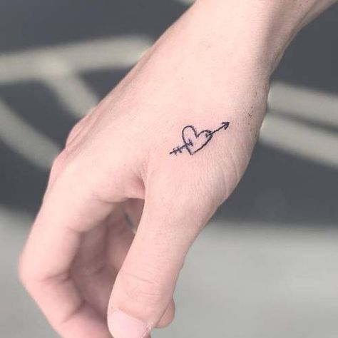 Bea Miller has a heart with an arrow tattooed on her right hand. The heart was drawn by her younger twin siblings Elliot and Georgia. Back Of Hand Tattoos, Heart Arrow Tattoo, Meaning Of Arrow Tattoo, Model Tattoos, Love Heart Tattoo, Arrow Tattoo Design, Triangle Tattoos, Arrow Tattoo, Arrow Tattoos