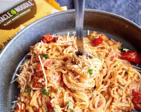 Low-Carb Spaghetti in Tomato Cream Sauce from Rachel! This is oh so good and easy to make with our Miracle Noodle Angel Hair!⁣ Easy Rice Noodle Recipes, Konjac Noodles Recipes, Miracle Noodle Recipes, Shirataki Rice Recipes, Low Calorie Spaghetti, Shirataki Recipes, Miracle Noodles Recipe, Miracle Noodle, Keto Noodles