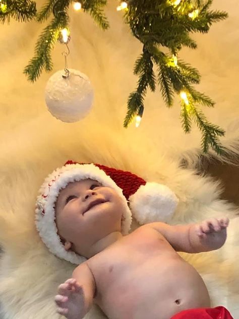 Baby December Pictures, Baby Christmas Diy Photoshoot, Christmas Photos Baby Boy, Newborn Xmas Picture Ideas, 3 Month Old Baby Christmas Pictures, Baby Santa Hat Pictures, Baby Christmas Photos 3 Month, 2 Month Baby Christmas Picture Ideas, Two Month Old Christmas Pictures