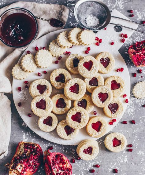 Linzer Cookies (Vegan Spitzbuben Biscuits) - Bianca Zapatka | Recipes Vegan Christmas Dinner, Vegan Biscuits, Delicious Christmas Cookies, Vegan Cookies Recipes, Linzer Cookies, Jam Cookies, Buy Cookies, Desserts Vegan, Homemade Biscuits