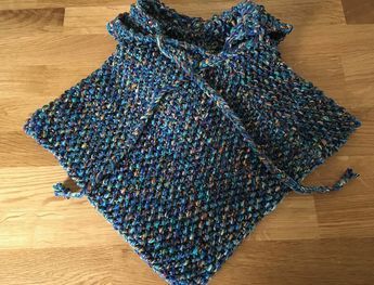 Tricot bébé : un poncho facile : Femme Actuelle Le MAG Patagonia Vest Outfit, Quilted Vest Outfit, Crochet Baby Poncho, Poncho Outfit, Vest Outfits For Women, Quilted Shirt, Baby Poncho, Poncho Design, Patagonia Vest