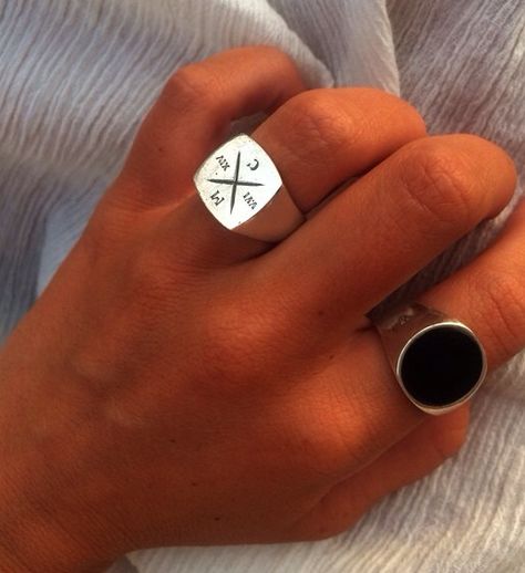 Tom Wood Rings #Regram @marie_murstad #custom #weddingring Tomboys Outfit, Mens Ring Designs, Tom Wood, Wood Rings, Mens Accessories Fashion, Men's Rings, Signet Ring, Chains Jewelry, Stone Jewelry