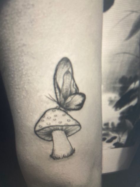 Mushroom Butterfly Tattoo, Mushroom And Butterfly Tattoo, Mushroom Tattoos, Butterfly Tattoo, Art Tattoo, Cute Drawings, Tatting, Stuffed Mushrooms, Tattoos