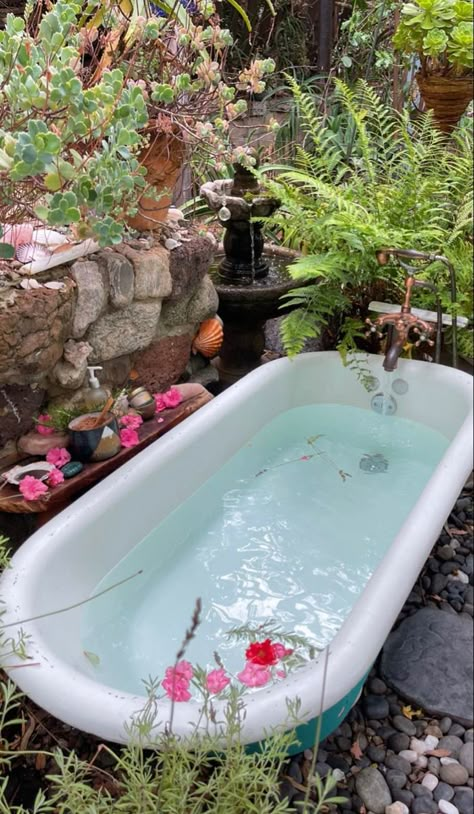 Outdoor Bath Tubs, Outside Bath House, Outdoor Bathtubs Ideas, Outdoor Soaker Tub, Clawfoot Tub In Garden, Outdoor Cast Iron Tub, Diy Outdoor Bathtub, Outdoor Clawfoot Tub Ideas, Outdoor Tub Ideas Backyard