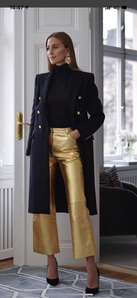 Golden Pants, Gold Pants, Try New Things, Chique Outfits, Cooler Look, Moda Vintage, Looks Chic, Not Afraid, Black Sweater