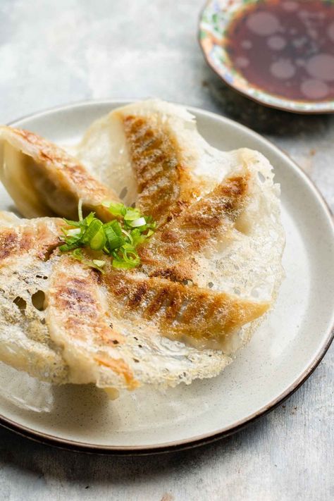 Crispy Gyoza with Wings (Hanetsuki Gyoza) 羽根つき餃子 - Okonomi Kitchen Crispy Gyoza, Vegan Gyoza, Fried Gyoza, Okonomi Kitchen, Asian Stir Fry, Crispy Wings, Best Pans, Vegan Eats, Kitchen Spices