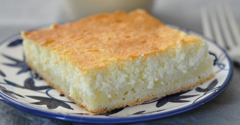 I had some vague memories of how my mom used to make Quark Kuchen, years ago, before I knew about cheesecake. Recently I called her up and w... German Cottage, Dry Cottage Cheese, German Cheese, Cheese Coffee Cake, Arabic Dessert, German Desserts, German Baking, Coffee Cake Recipe, Dessert Fruit