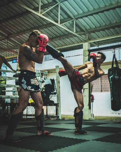 When sparring, you should have a particular goal and approach to maximise your effort and time. Learn about 5 different approaches which will elevate your Muay Thai game Types Of Martial Arts, Muay Boran, Muay Thai Gym, Boxing Techniques, Boxe Thai, Mma Gym, Muay Thai Training, Boxing Coach, Thai Boxing