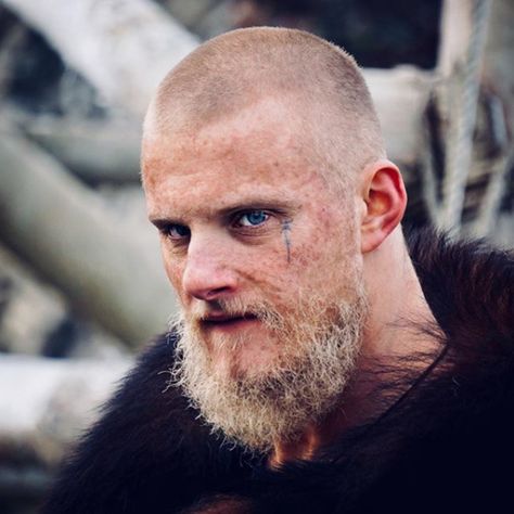 Wallpaper Vikings, Bjorn Lothbrok, Bjorn Vikings, Bjorn Ironside, Ragnar Vikings, Viking Pictures, Arte Viking, Viking Character, King Ragnar