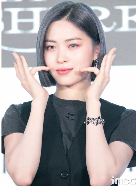 Ryujin Cheshire, Hair Styal, Itzy Cheshire, Itzy Kpop, Korean Hair Color, Women's Portrait Photography, Short Hair Haircuts, Korean Hairstyle, Bob Cut