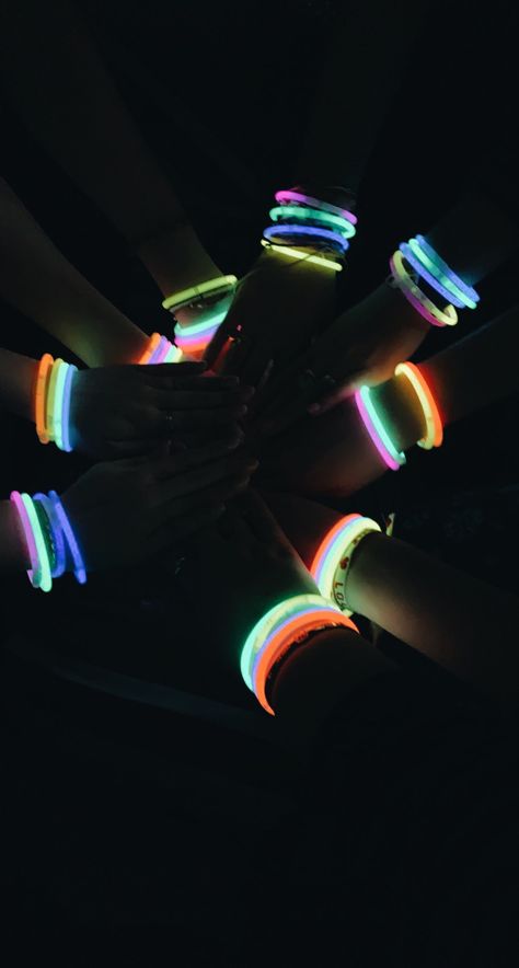 Neon Theme School Dance, 80s Birthday Aesthetic, Glowsticks Aesthetic, Childhood Theme Party, Glow Stick Party Ideas, Dance Camp Ideas, Neon School Dance, Glowsticks Party, Disco Night Theme Party