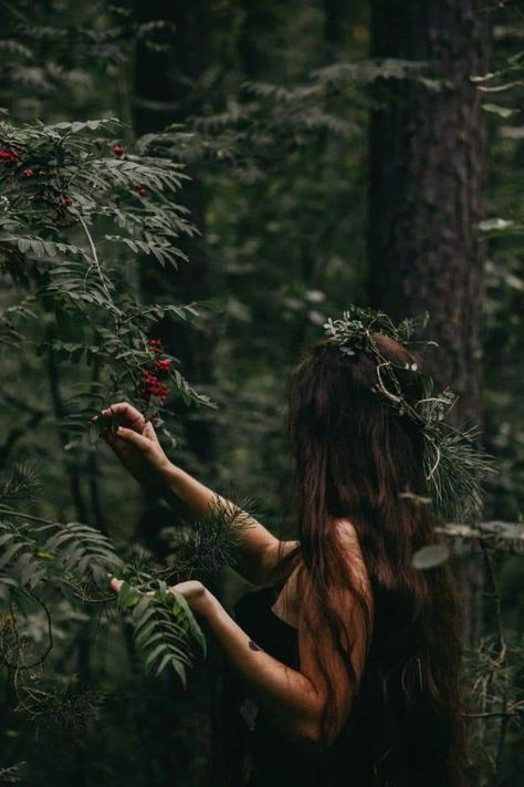 Photo Poetry, Whimsical Photoshoot, Walking Poses, Forest Fashion, Fairytale Aesthetic, Witchy Aesthetic, Enchanted Wood, Witch Girl, Nature Photoshoot