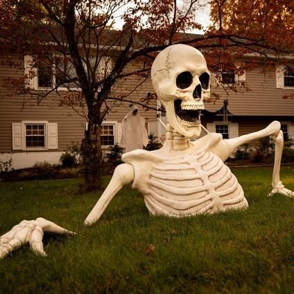 Tin Can Halloween, Scary Halloween Yard, Spooky Outdoor Halloween Decor, Halloween Yard Displays, Outside Halloween Decorations, Scary Halloween Decorations Outdoor, Halloween Lawn, Outdoor Halloween Decorations, Halloween Skeleton Decorations