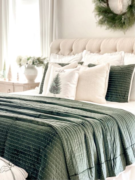 Modern Christmas Bedding, Hunter Green Christmas Decor Bedroom, Christmas Bedding Green, Guest Bedroom Christmas Decorating Ideas, Green Christmas Bedding Decor, Simple Christmas Bedroom Decor, Christmas Guest Room Ideas, Green Christmas Decor Bedroom, Green Bedroom Christmas