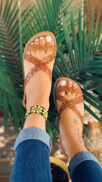 Mexican artisanal sandals that are handmade with genuine leather. Colorful or simple, these go perfect with jeans! Huaraches Mexicanos artesanales hechos a mano y de piel genuina Guaraches Mexicanos Outfits, Huaraches Shoes, Mexican Shoes, Mexican Sandals, Outfits For Mexico, Palm Beach Sandals, Island Girl, Brown Sandals, Natural Leather