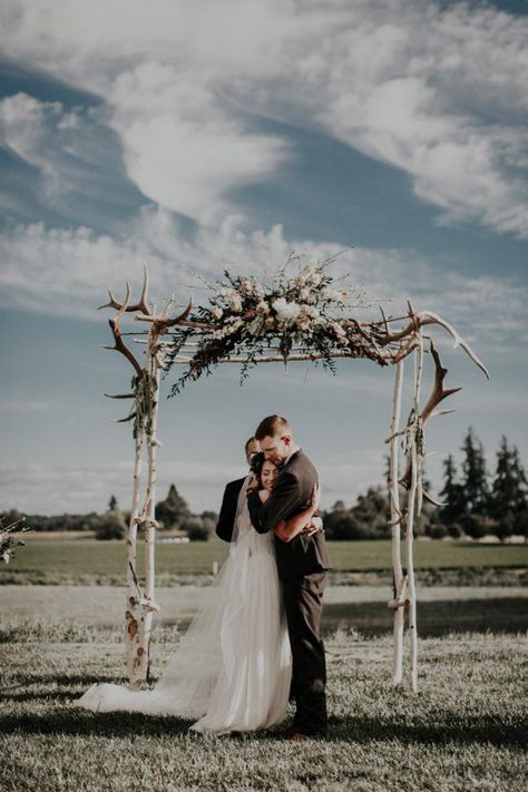 Wedding Arch With Deer Antlers, Elk Antler Wedding Arch, Antler Wedding Arch, Country Wedding Arches, Hunting Wedding Theme, Rustic Wedding Alter, Antler Wedding, Hunting Wedding, Hunter Wedding