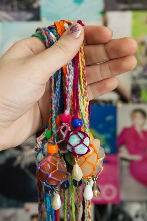 Diy Stone Cage Necklace, Diy Stone Pendant Necklace, Cord Wrapped Stones Diy, Stone Necklace Tutorial, Diy Gifts For Stoners, Macrame Crystal Necklace Diy Tutorial, Yarn Necklace Diy, Macrame Stone Necklace, Crystal Holder Necklace