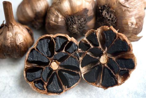 Make Black Garlic https://www.tastecooking.com/watch-youtube-make-black-garlic/?ref=PRH8E0DCCC05AD8&linkid=PRH8E0DCCC05AD8&cdi=2F46EC8BAA070A3BE0534FD66B0ADF2F&template_id=13785&aid=randohouseinc30270-20&utm_campaign=taste&utm_source=Crown&utm_medium=Email&cid=98847&mid=1577318074 Foods For Heart Health, Lilin Aroma, Garlic Supplements, Aronia Berries, Maillard Reaction, Garlic Benefits, Raw Garlic, Fulvic Acid, Black Garlic