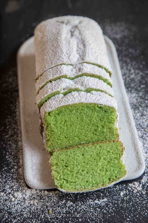 It's like having a fluffy soft donut but in a form of a loaf. The donut cake is flavored with pandan and coconut milk. After all, pandan and coconut milk are two combinations that often go together so well. Donut Loaf Cake, Donut Loaf, Breakfast Dessert Ideas, Instant Pot Asian Recipes, Instant Pot Asian, Pandan Cake, Molten Cake, Chocolate Deserts, Baked Donut