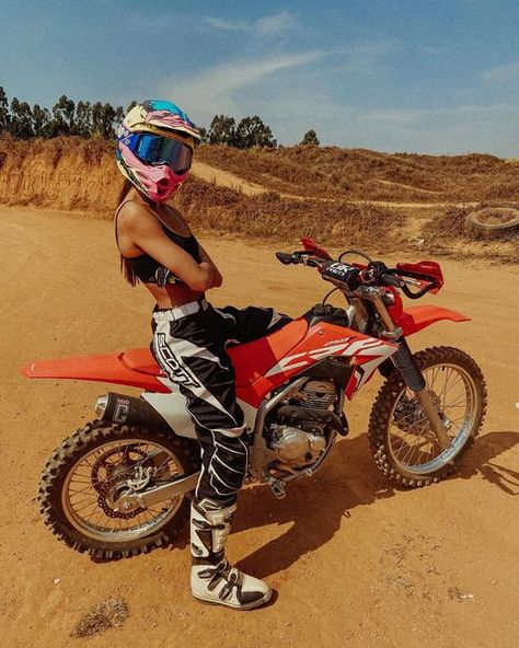 Dirt Bike Riding Gear, Motocross Girls, Motocross Love, Image Moto, Motorcross Bike, Biker Photoshoot, Bike Aesthetic, Motorcycle Aesthetic, Biker Aesthetic