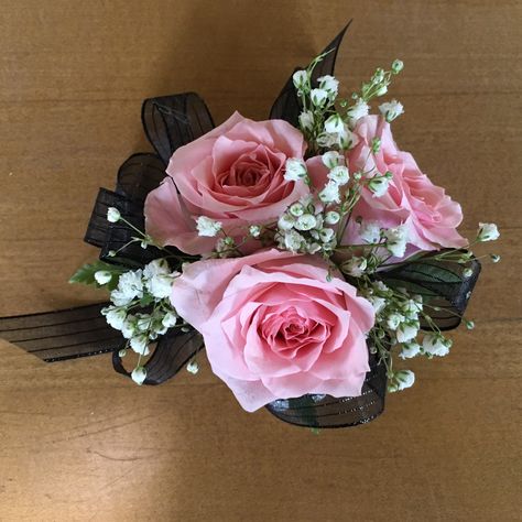 Pink And Black Corsage, Pink Rose Corsage, Balck Dress, Black Corsage, Senior Hoco, Corsage Ideas, White Corsage, Homecoming Flowers, Hoco 2024